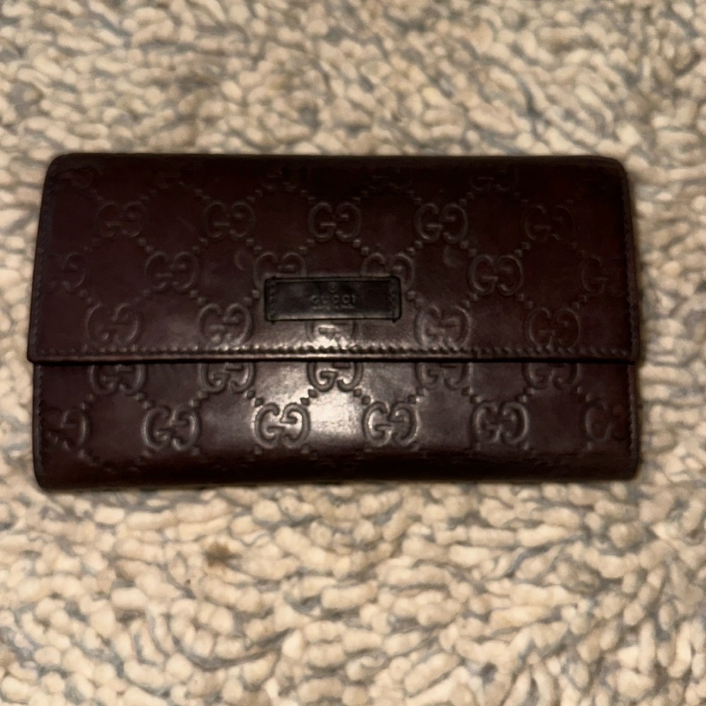 GUCCI GG brown leathered flap Tri fold wallet great condition snaps tight